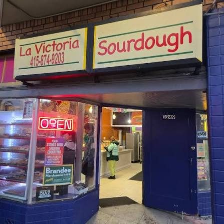 Fachada actual de La Victoria con los letreros de La Victoria y Sourdough y la entrada abierta.